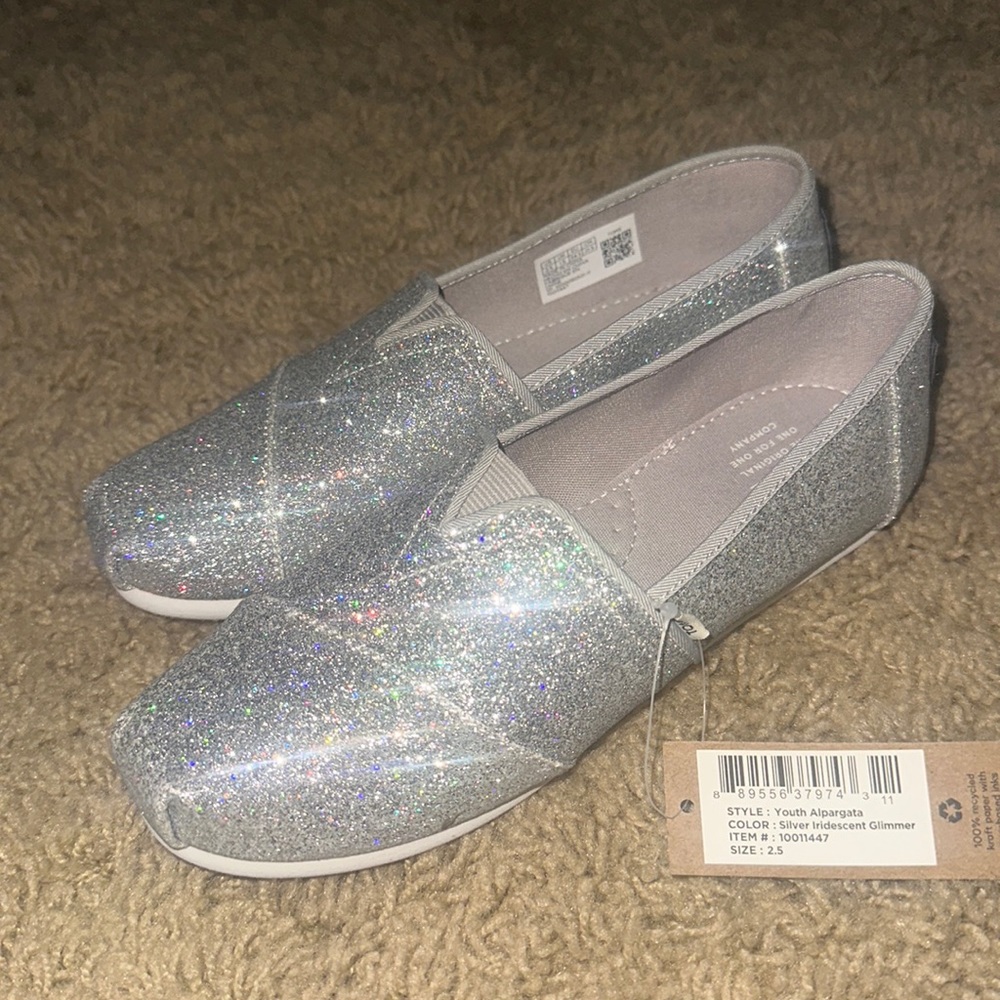 Girls TOMS NWT Youth 2.5